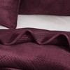 Bordo spalvos geometrinio kryželių rašto veliūrinė lovatiesė, 240x260 cm, minkštas mikropluošto pagrindas, besiūlis dygsniavimas, dekoratyvinis užtiesalas lovai ar sofai, prabangi namų tekstilė