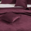 Bordo spalvos geometrinio kryželių rašto veliūrinė lovatiesė, 240x260 cm, minkštas mikropluošto pagrindas, besiūlis dygsniavimas, dekoratyvinis užtiesalas lovai ar sofai, prabangi namų tekstilė