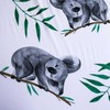 Prześcieradło bawełniane su gumką 90x200 Koala Misie liście palmy 8476 Meškiukas vaikams balta pilka dziecięce
