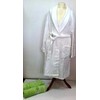 Rankšluostis Baltas medvilninis kilpinis chalatas, XL, 500g/m², su 3 žaliais siuvinėtais rankšluosčiais, 30x50 cm, 50x90 cm, 70x140 cm, gerai sugeria vandenį, šoninės kišenės, klasikinis dizainas, vonios rinkinys