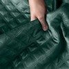Smaragdinės žalios spalvos dekoratyvinis užtiesalas, 220x240 cm, geometrinis dygsniuotas raštas, karšto spaudimo technika, aksominis apvadas, poliesterio lovos užtiesalas, minkšta lovatiese