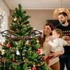 Kalėdinis traukinys ant eglutės su šviesomis ir Merry Christmas garsu
