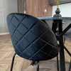 Aksominė valgomojo kėdė, juodos metalinės kojos, geometrinis dygsniavimas, 78 cm aukščio, juoda akcento kėdė, virtuvės kėdė, moderni valgomojo kėdė, dizainerio kėdė