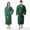 Medvilninis frotinis chalatas, unisex dizainas, ilgis iki kelių, su juosmens diržu ir šoninėmis kišenėmis, 450 g/m² tankis, butelio žalios spalvos, S ir M dydžiai, minkštas namų chalatas