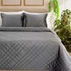 Eurofirany Plieno pilkos spalvos aksominis dekoratyvinis užtiesalas, 170x210 cm, su dekoratyviniu dygsniavimu, vienvietei lovai ar sofai, minkštas pledas Lovatiesė