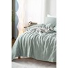 Šalavijų žalias dygsniuotas mikropluošto pledas, 240x220 cm, lengvas muslino tipo audinys, 220 g/m², 120 g/m² užpildas, lovatiesė miegamajam, minkštas užklotas