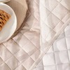 Šiltos smėlio spalvos dekoratyvinis lovos užtiesalas, 220x240 cm, 120 g/m² užpildas, 100% poliesteris, minkštas lovos uždangalas, jaukus miegamojo aksesuaras, pledas lovai
