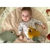 Tiny Love Gimnastyka/mata edukacyjna su drewnianym stojakiem - Garden of Adventures