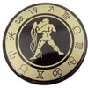 Hobilt Vandenio zodiako šaldytuvo magnetas – emaliuotas, auksinis, 6 cm