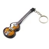 Indominiguitars Bosinės gitaros raktų pakabukas iš mahagono – McCartney, The Beatles