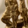 Italfama NAPOLEONO ŠACHMATAI: metalinės/ medinės šachmatų figūros su dirbtinės odos šachmatų lenta ir dėtuve + šaškės ir nardai