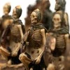 Italfama ZOMBIAI: rankomis spalvinti šachmatai su dirbtinės odos žaidimo lenta