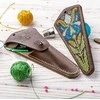 Wonderland Crafts Žirklių dėklo siuvinėjimo rinkinys „Irisai“, dirbtinė oda 10–13 cm