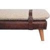 Artisan Furniture Bouclé audinio ir raudonmedžio spalvos odos suoliukas