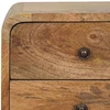 Artisan Furniture Kompaktiškas lenktas mango medienos naktinis staliukas su 2 stalčiais, ąžuolo atspalvio