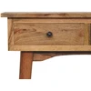 Artisan Furniture Kompaktiškas mango medienos konsolinis staliukas su 2 stalčiais, ąžuolo atspalvio