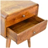 Artisan Furniture Lenktas mango medienos naktinis staliukas su 2 stalčiais, kaštono atspalvio