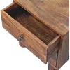 Artisan Furniture Tula mango medienos naktinis staliukas su 2 stalčiais, kaštono atspalvio