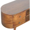 TV staliukas Artisan Furniture Apvalintų formų mango medienos TV spintelė su 4 stalčiais, kaštono atspalvio