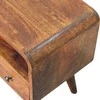 TV staliukas Artisan Furniture Lenkta Riešutmedžio Mini TV spintelė