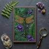 Abris Art Karoliukų siuvinėjimo rinkinys „Smaragdinė tyla“ su laumžirgiu 22x35 cm