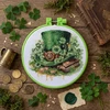 Abris Art Siuvinėjimo kryželiu rinkinys su lankeliu „Leprekono skrybėlė“ 15x15 cm