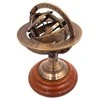 Hobilt Žalvarinė astrolabija ant medinio pagrindo – 13,5 cm retro dekoras