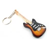 Hobilt „Deep Violetinė“ gitaros formos medinis raktų pakabukas – Ritchie Blackmore stilius