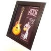 Hobilt Jimmy Page mini gitara rėmelyje – kolekcinė dovana Led Zeppelin fanams