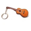 Indominiguitars Medinis klasikinės gitaros raktų pakabukas – raudonmedis, dovana gitaristui