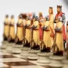 Italfama KRYŽIUOČIAI prieš SARACĖNUS: rankomis spalvinti šachmatai su odos pakaitalo žaidimo lenta ir dėtuve + šaškės ir nardai
