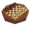 Italfama MAŽI magnetiniai mediniai šachmatai su išskirtinės formos rankų darbo lenta. Diametras 16cm., karalius: 1,8cm.