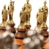 Italfama ROMĖNAI vs BARBARAI: metalinės šachmatų figūros su rudai/juoda dirbtinės odos šachmatų lenta ir dėtuve + šaškės ir nardai