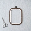 Nurge Flexi Hoop kvadratinis siuvinėjimo lankelis 12,5×14,5 cm tamsiai rudas