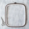 Nurge Flexi Hoop kvadratinis siuvinėjimo lankelis 23x25 cm, tamsiai rudas