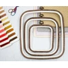Nurge Flexi Hoop kvadratinis siuvinėjimo lankelis 12,5×14,5 cm tamsiai rudas