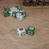 Q Workshop Crosshairs Compact D6 RPG Kauliukų Rinkinys (Smėlio Ir Alyvuogių Sp.)