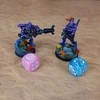 Q Workshop Crosshairs Compact D6 Rpg Kauliukų Rinkinys (Mėlynos Ir Rožinės Sp.)