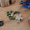 Q Workshop Crosshairs Compact D6 RPG Kauliukų Rinkinys (Smėlio Ir Alyvuogių Sp.)