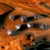 Dėlionė Žaidimų Kauliukų Rinkinys - Q-WORKSHOP 7 Plastikiniai Kauliukai Mėlyni su Auksinėmis Žymėmis