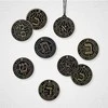 Schiffer Publishing Hebrajų Casting Lots talismanų rinkinys su kietviršiu vadovu, 11 vnt