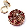 SIAM FASHION JEWELRY CO., LTD. Metalinė papuošalų dėžutė su kristalais, raudona–aukso elegantiška dovana jai