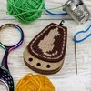 Wonderland Crafts Siuvinėjimo kryželiu rinkinys – Adatos įvėrėjas, 3×4,5 cm