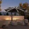 Outsunny konsolinis skėtis nuo saulės LED Solar Ø300cm reguliuojamo aukščio skėtis nuo saulės su rankena, stovu UV50+ atsparus vandeniui 360° besisukantis skėtis nuo saulės palenkiama sodo pavėsinė sodui, balkonui tamsiai pilka
