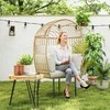 Outsunny rotango kiaušinio formos krėslas su nuimama pagalvėle, apmušalais, itin didelis lauko rotango krėslas, oro sąlygoms atsparus pintas krėslas, sodo krėslas, sodo kėdės sodui, balkonui, verandai, terasai, smėlio spalvos