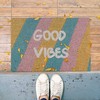 Kodustaar Spalvingas dryžuotas durų kilimėlis „Good vibes“