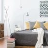 Relaxdays Balta naktinė spintelė su stalčiumi