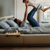 Relaxdays Pakabinamas naktinis staliukas iš bambuko