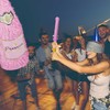 Kodustaar Šampano butelio pinjata su lazda ir kauke