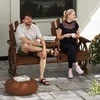 Outsunny 2 vietų sodo suoliukas, medinis, atsparus oro sąlygoms, sodo baldai su skėčio anga, ratų formos kojos, stalas, parko suoliukas iki 120 kg, balkono suoliukas, medinis suoliukas balkonui, sodui, 154x65x102 cm, apdegęs